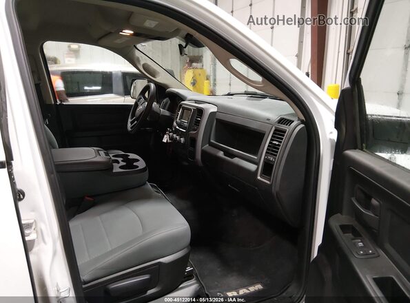 1C6RR7KG0JS106185 2018 RAM 1500 White Widok wnętrza z przodu