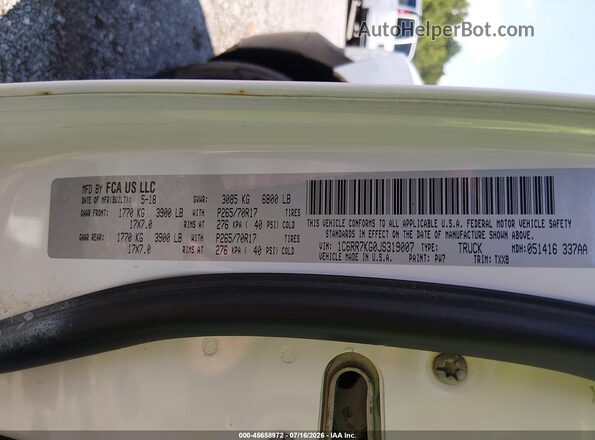 1C6RR7KG0JS319007 2018 RAM 1500 White Widok komory silnika