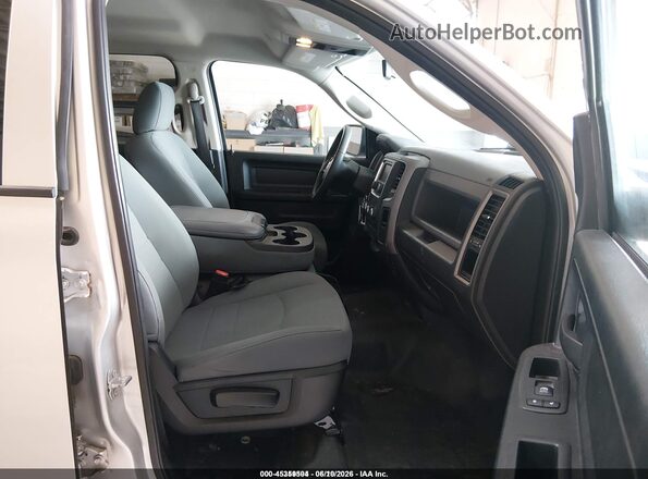 1C6RR7KG1JS106146 2018 RAM 1500 Silver Widok wnętrza z przodu