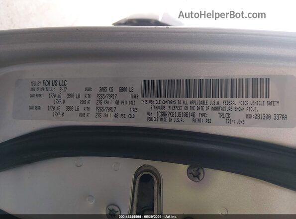 1C6RR7KG1JS106146 2018 RAM 1500 Silver Widok komory silnika