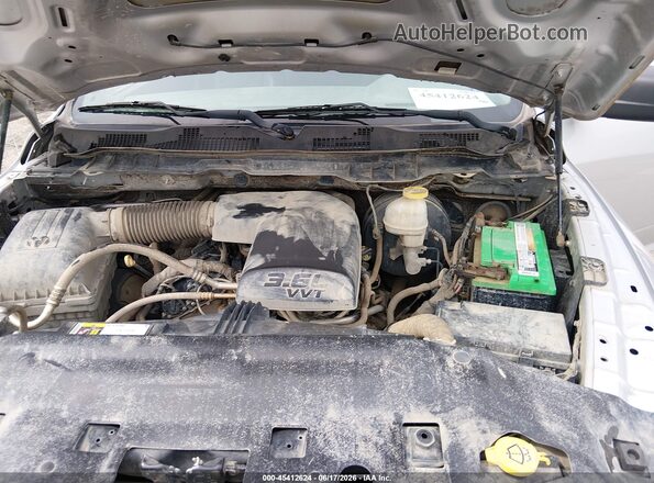 1C6RR7KG1JS306749 2018 RAM 1500 Silver Rear view