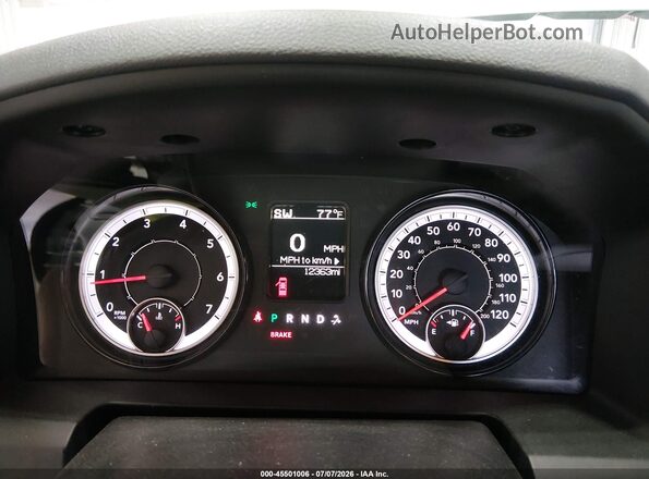 1C6RR7KG3JS300497 2018 RAM 1500 White Widok tylnych siedzeń