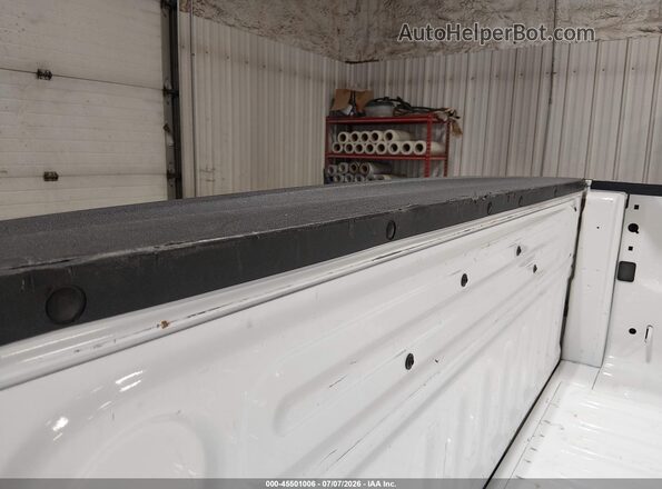 1C6RR7KG3JS300497 2018 RAM 1500 White Widok z przodu