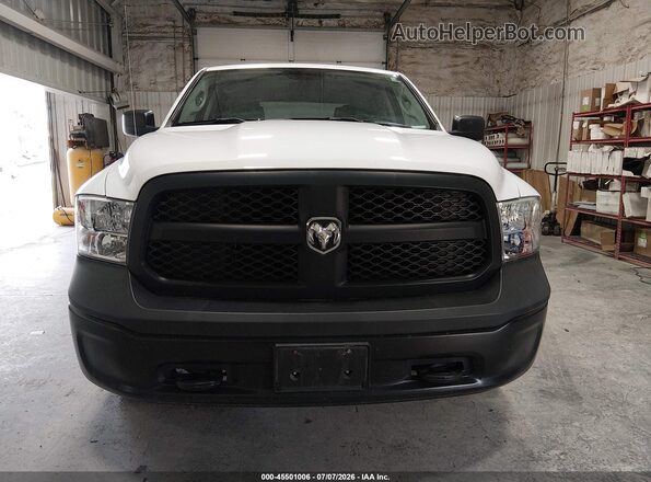 1C6RR7KG3JS300497 2018 RAM 1500 White Widok zestawu wskaźników