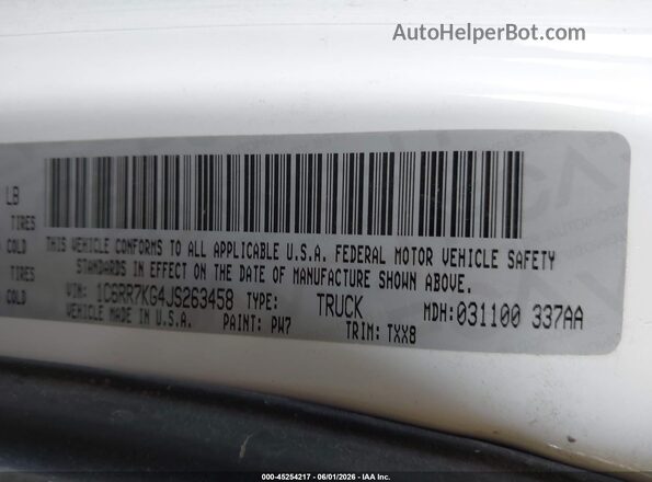 1C6RR7KG4JS263458 2018 RAM 1500 White Vista del compartimento del motor