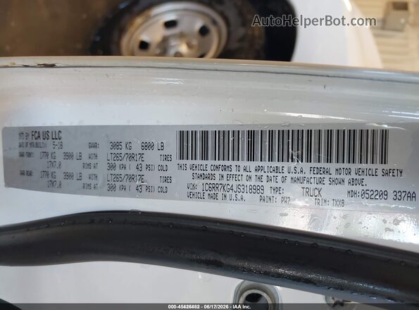 1C6RR7KG4JS318989 2018 RAM 1500 White Vista del compartimento del motor