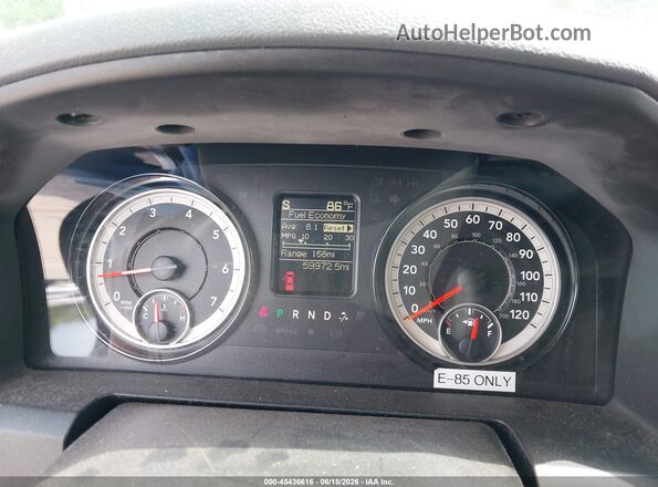 1C6RR7KG5JS106148 2018 RAM 1500 Silver Widok tylnych siedzeń