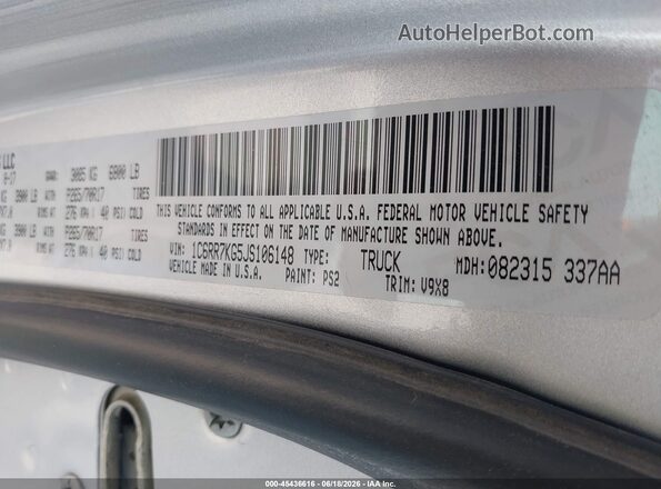 1C6RR7KG5JS106148 2018 RAM 1500 Silver Widok komory silnika