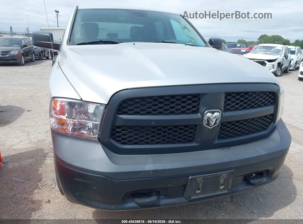 1C6RR7KG5JS106148 2018 RAM 1500 Silver Widok deski rozdzielczej