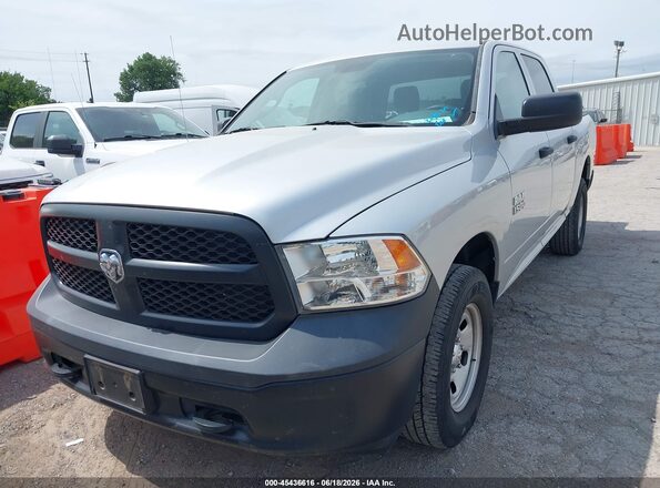 1C6RR7KG5JS106148 2018 RAM 1500 Silver Widok z przodu