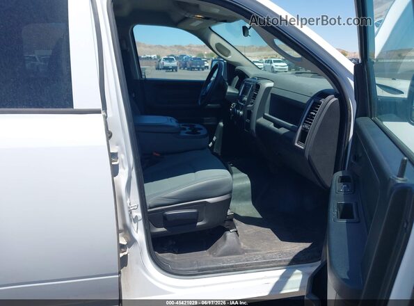 1C6RR7KG5JS144172 2018 RAM 1500 Белый Вид салона спереди