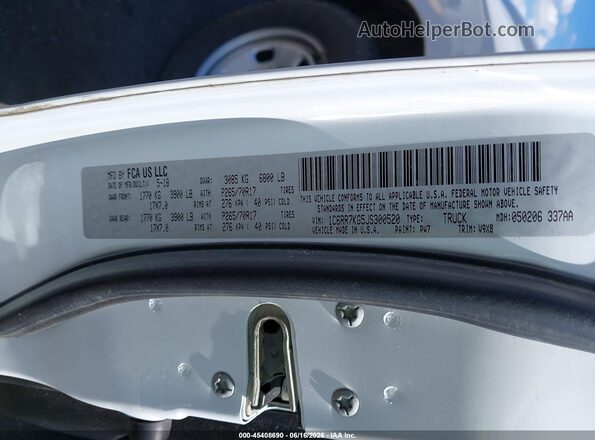 1C6RR7KG5JS300520 2018 RAM 1500 Белый Вид подкапотного пространства