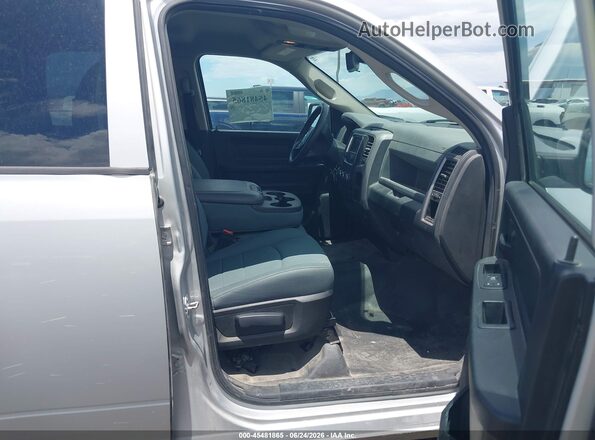 1C6RR7KG6GS348892 2016 RAM 1500 Серебряный Вид салона спереди
