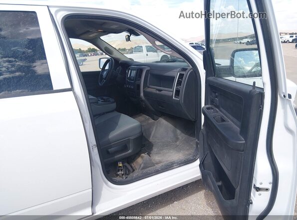 1C6RR7KG6JS315852 2018 RAM 1500 Белый Вид салона спереди