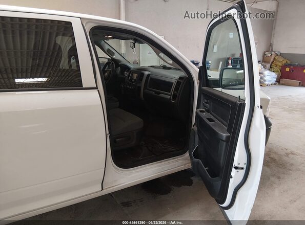 1C6RR7KG7JS106149 2018 RAM 1500 White Widok wnętrza z przodu