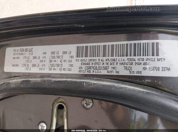 1C6RR7KG8JS315867 2018 RAM 1500 Gray Vista del compartimento del motor