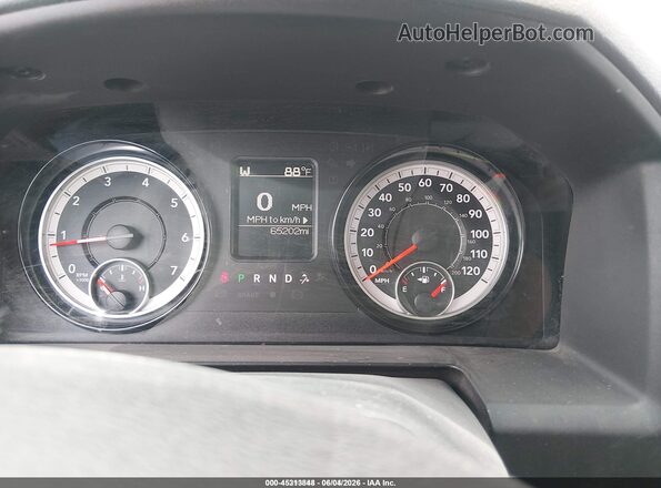 1C6RR7KG8JS318980 2018 RAM 1500 Black Vista de los asientos traseros