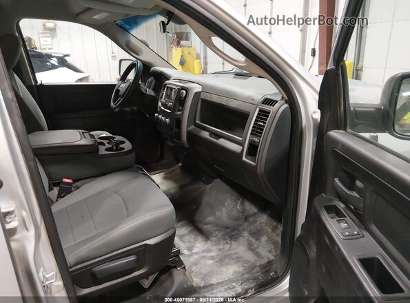 1C6RR7KG9GS108932 2016 RAM 1500 Серебряный Вид салона спереди