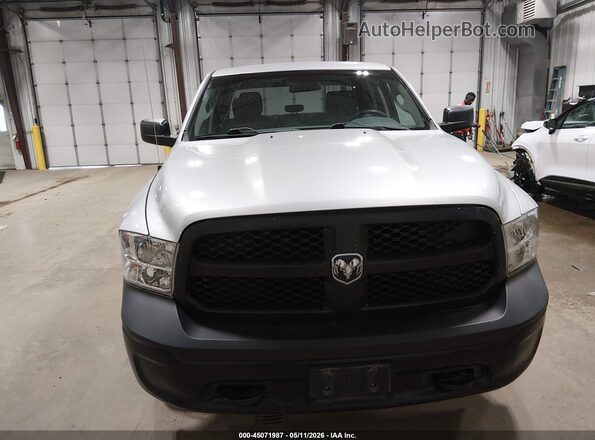 1C6RR7KG9GS108932 2016 RAM 1500 Серебряный Вид панели приборов