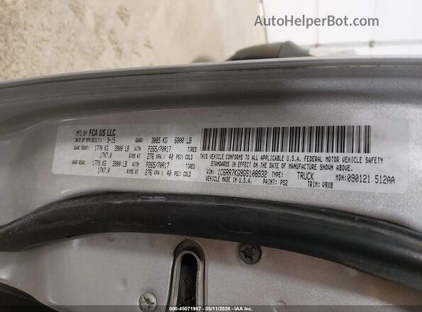 1C6RR7KG9GS108932 2016 RAM 1500 Серебряный Вид подкапотного пространства