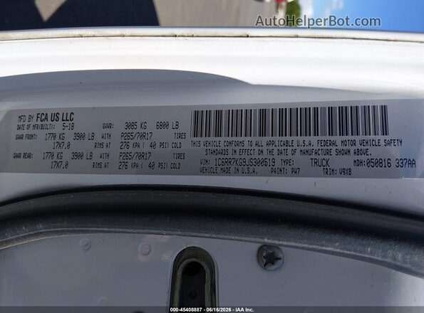1C6RR7KG9JS300519 2018 RAM 1500 White ძრავის განყოფილების ხედი