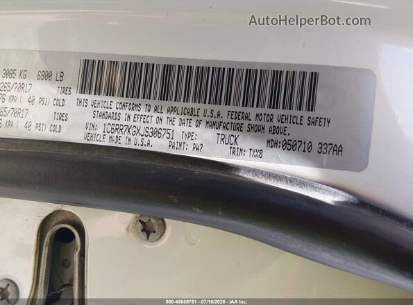 1C6RR7KGXJS306751 2018 RAM 1500 White Widok komory silnika