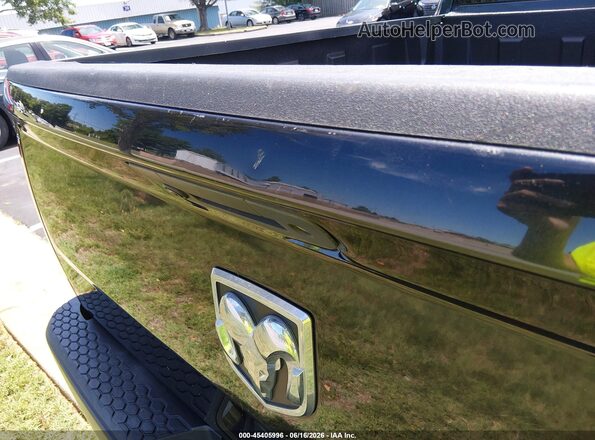 1C6RR7KGXJS323114 2018 RAM 1500 Black Widok wnętrza z tyłu