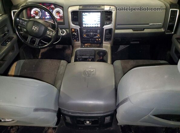 1C6RR7LG1HS559451 2017 RAM 1500 Серебряный Вид панели приборов