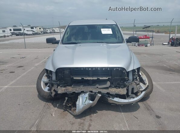 1C6RR7LG5HS681844 2017 RAM 1500 Silver Widok wnętrza z tyłu