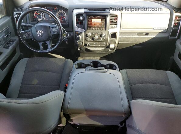 1C6RR7LM6HS878074 2017 RAM 1500 Silver Widok deski rozdzielczej
