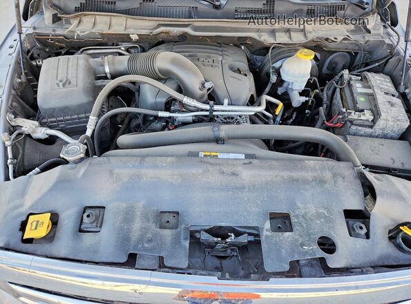 1C6RR7LT0KS605775 2019 RAM 1500 Silver უკანა სალონის ხედი