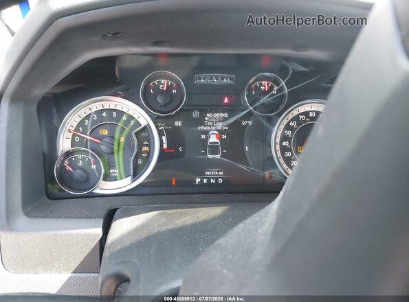 1C6RR7LT2JS137966 2018 RAM 1500 Темно-бордовый Вид задних сидений
