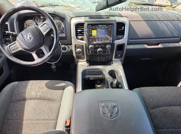 1C6RR7LT3JS237946 2018 RAM 1500 Черный Вид панели приборов
