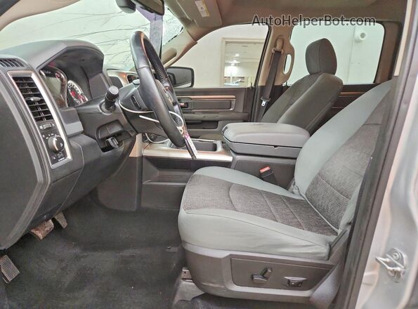 1C6RR7LT6HS504815 2017 RAM 1500 Silver Widok wnętrza z przodu