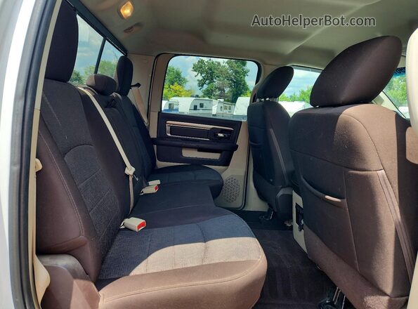 1C6RR7LT6JS117770 2018 RAM 1500 White Widok tylnych siedzeń