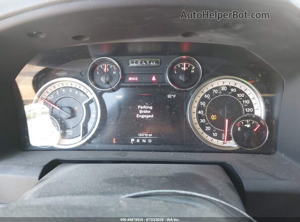 1C6RR7LT8HS627502 2017 RAM 1500 Красный Вид задних сидений