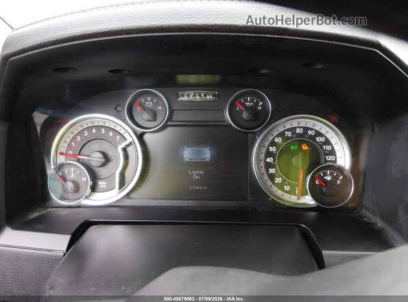 1C6RR7MT1JS152859 2018 RAM 1500 Красный Вид задних сидений