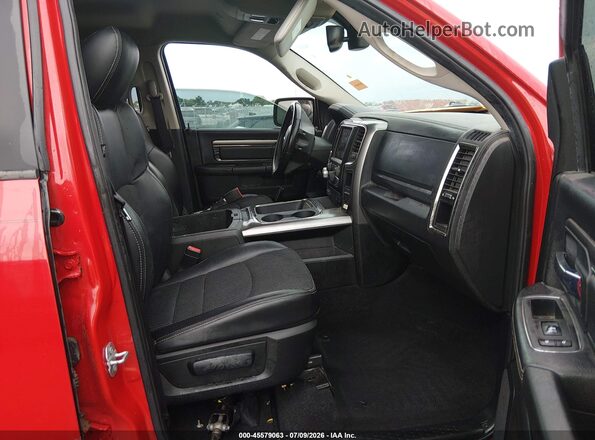 1C6RR7MT1JS152859 2018 RAM 1500 Красный Вид салона спереди