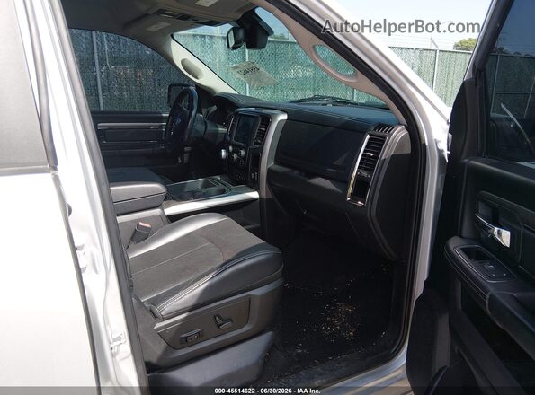 1C6RR7MTXJS180644 2018 RAM 1500 Silver Widok wnętrza z przodu