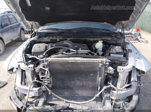 1C6RR7MTXJS180644 2018 RAM 1500 Silver Widok z tyłu