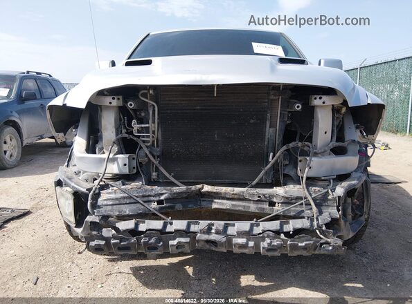 1C6RR7MTXJS180644 2018 RAM 1500 Silver Widok z przodu