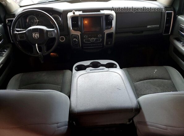 1C6RR7TT0KS687684 2019 RAM 1500 Burgundy Widok deski rozdzielczej