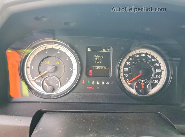 1C6RR7TT2JS154296 2018 RAM 1500 Silver Widok zestawu wskaźników