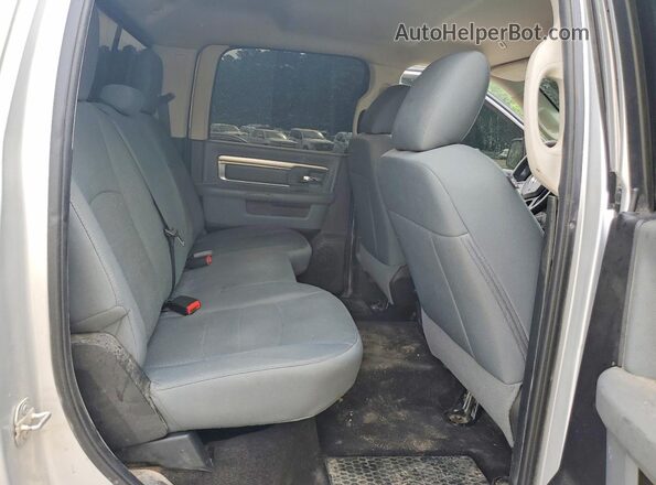 1C6RR7TT2JS154296 2018 RAM 1500 Silver Widok tylnych siedzeń