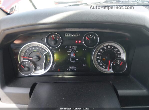 1C6RR7TT4HS753646 2017 RAM 1500 Burgundy Widok tylnych siedzeń