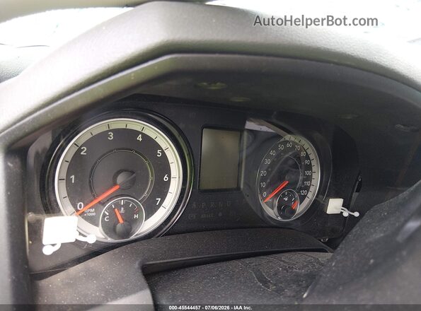 1C6RR7TT7JS141740 2018 RAM 1500 Red Vista de los asientos traseros