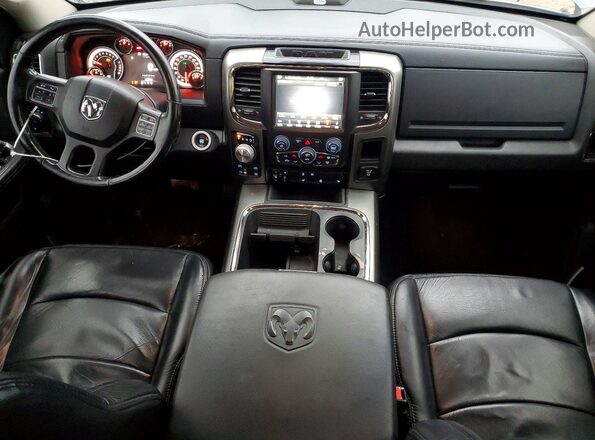 1C6RR7UTXJS174469 2018 RAM 1500 Угольный Вид панели приборов