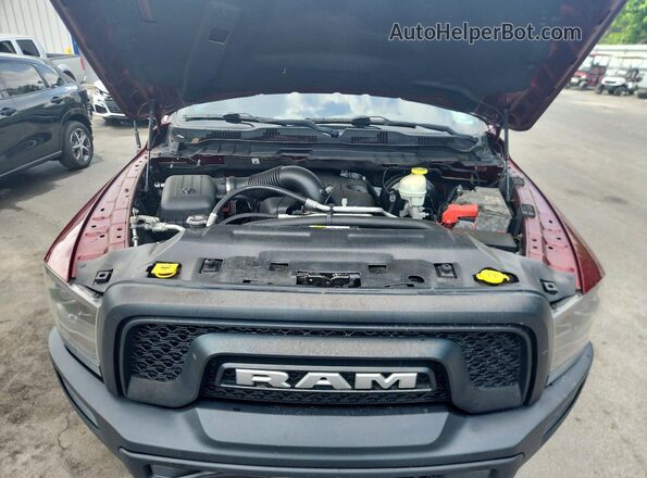 1C6RR7YT0JS203973 2018 RAM 1500 Бордовый Вид задней части салона