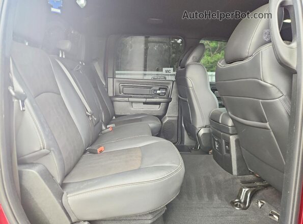1C6RR7YT0JS203973 2018 RAM 1500 Бордовый Вид задних сидений