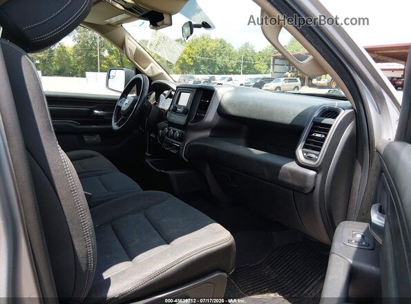 1C6RRECTXKN737915 2019 RAM 1500 Silver Вид салону спереду
